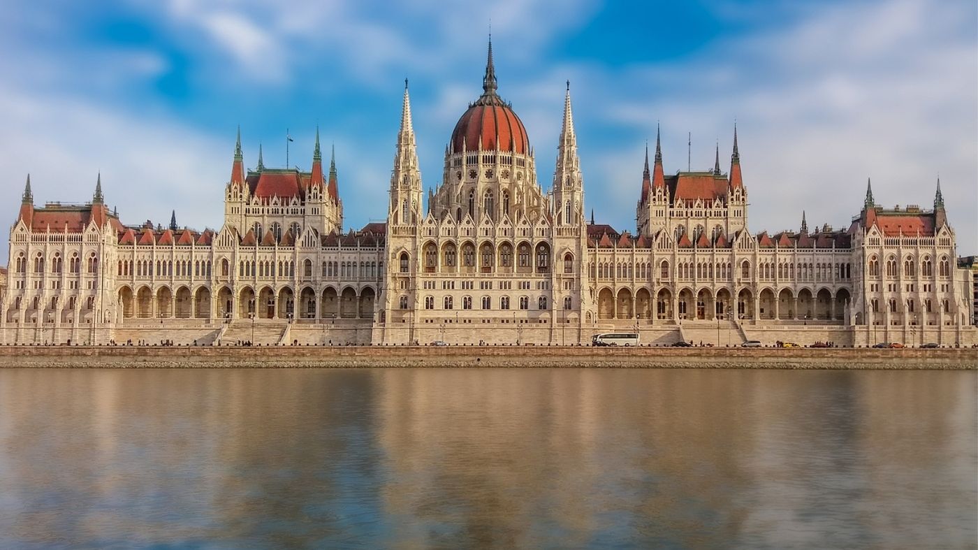Ungarisches Parlament vom Boot in Budapest