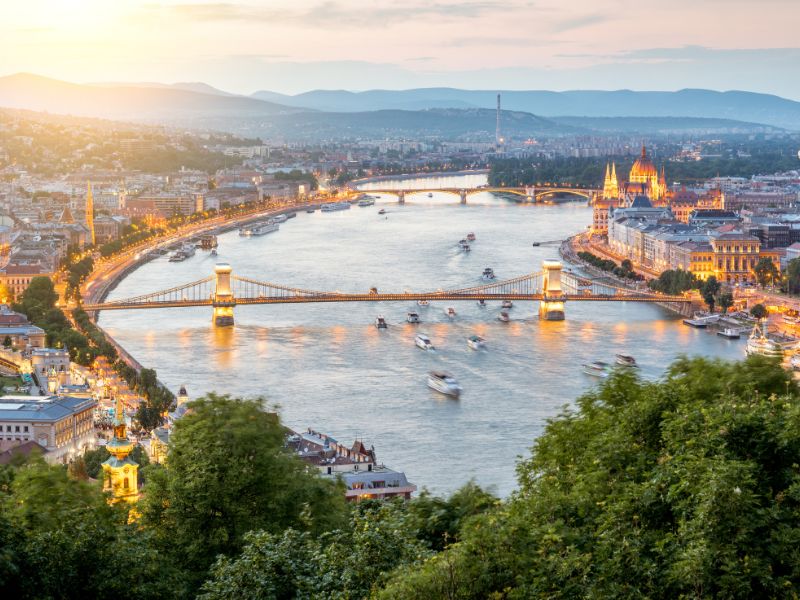Budapest mit Donau bei Sonnenuntergangs abends