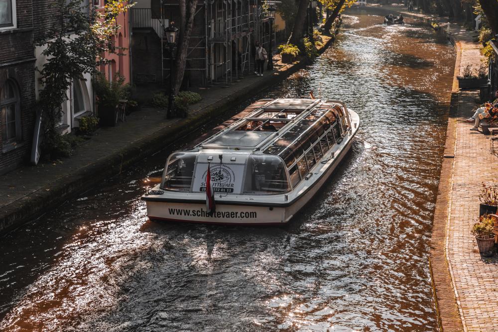 Bootstour für Touristen durch Utrechts Kanäle