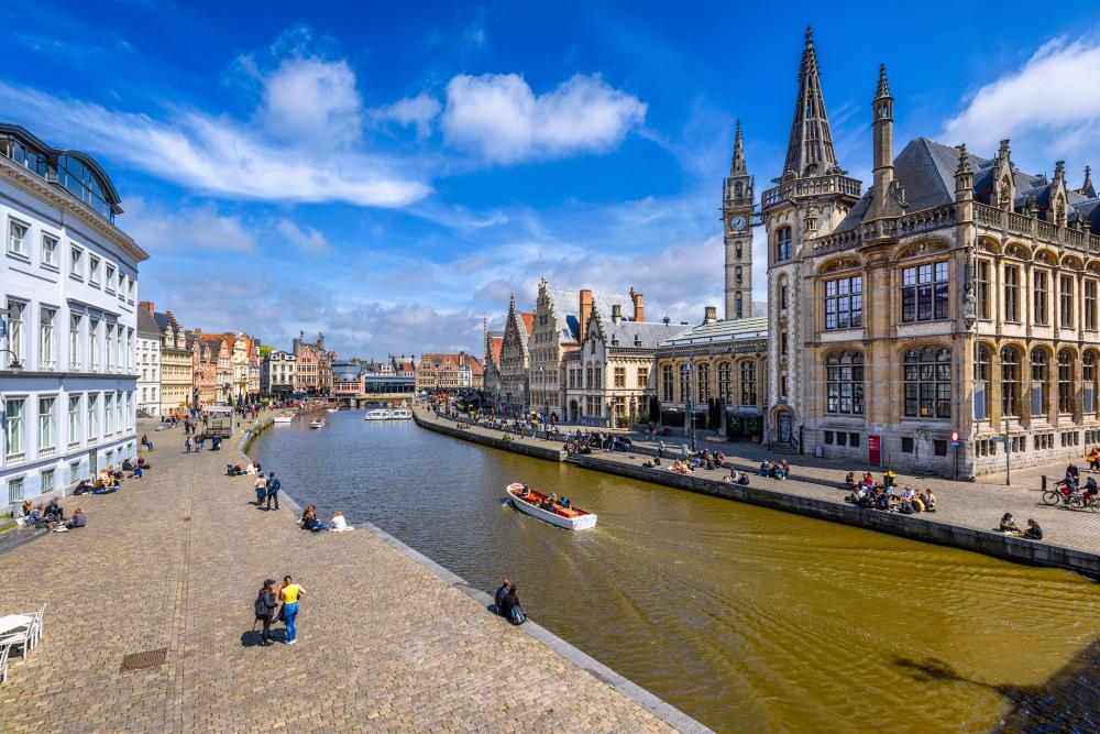 Toller Blick auf Stadtzentrum von Gent und Fluss mit Boot