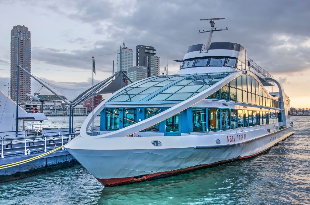 Boot am Anleger vor einer Hafenrundfahrt in Rotterdam