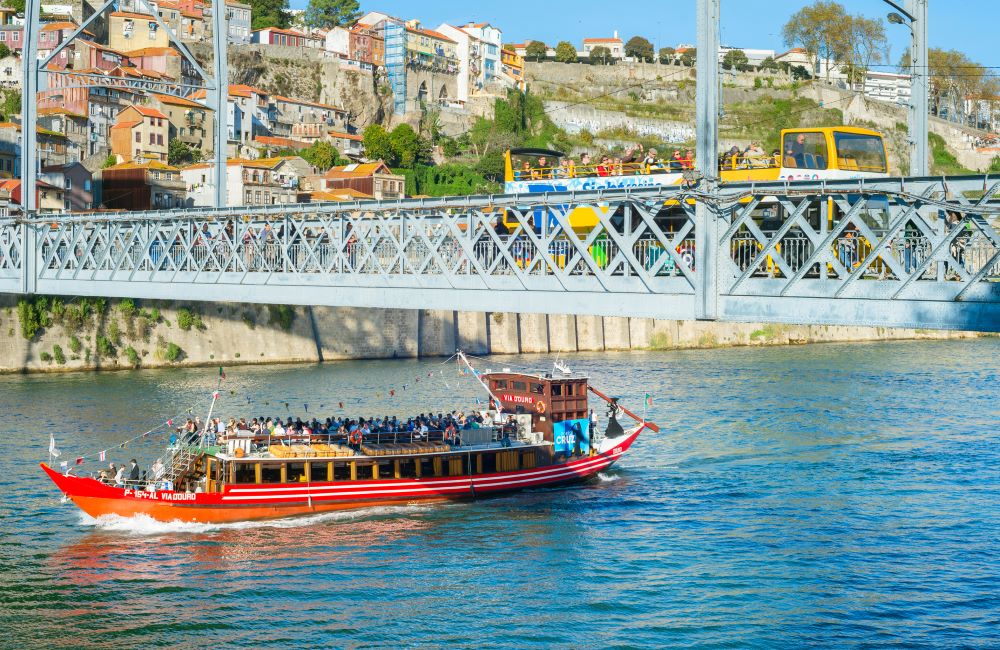 Bootstour mit vielen Touristen auf dem Fluss in Porto Portugal