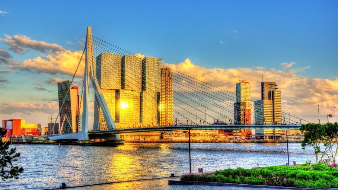 Brücke in Rotterdam mit Skyline und Fluss