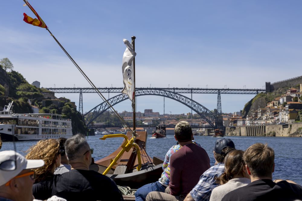 Touristen bei einer Bootsfahrt auf dem Douro in Porto