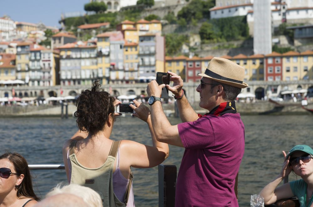 Touristen machen Fotos von Porto vom Schiff aus