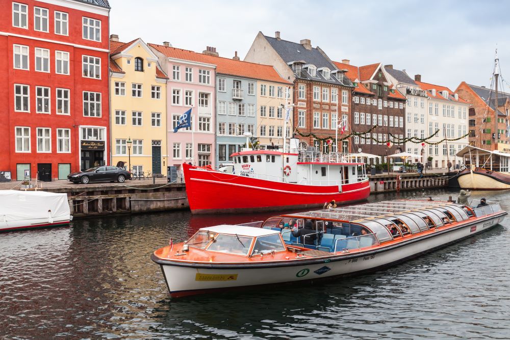 Touristenboot in Kopenhagen bei einer Hafenrundfahrt