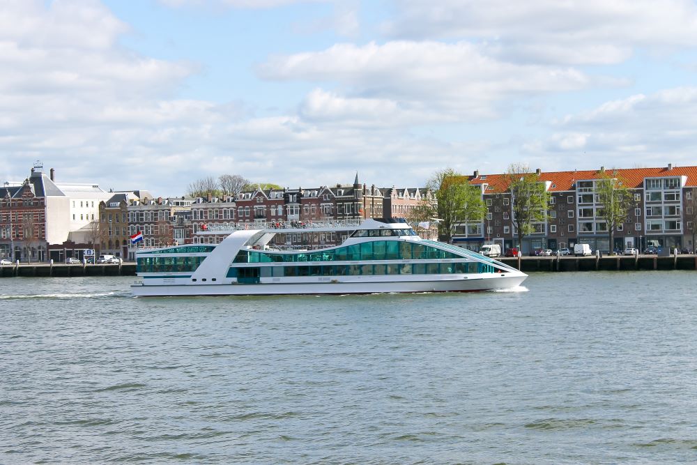 Touristenboot unterwegs im Hafen von Rotterdam