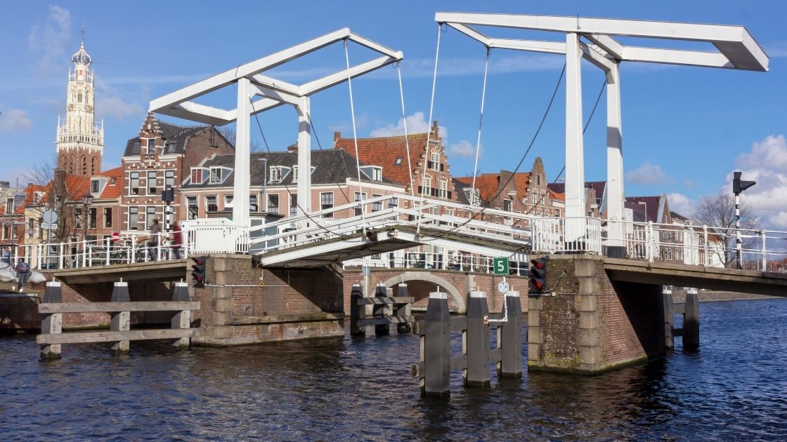 Brücke über den Kanal in Haarlem