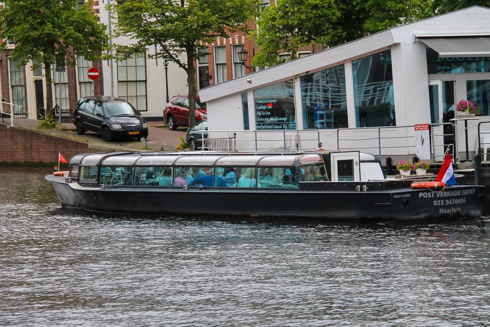 Touristenboot bei einer Grachtenfahrt in Haarlem