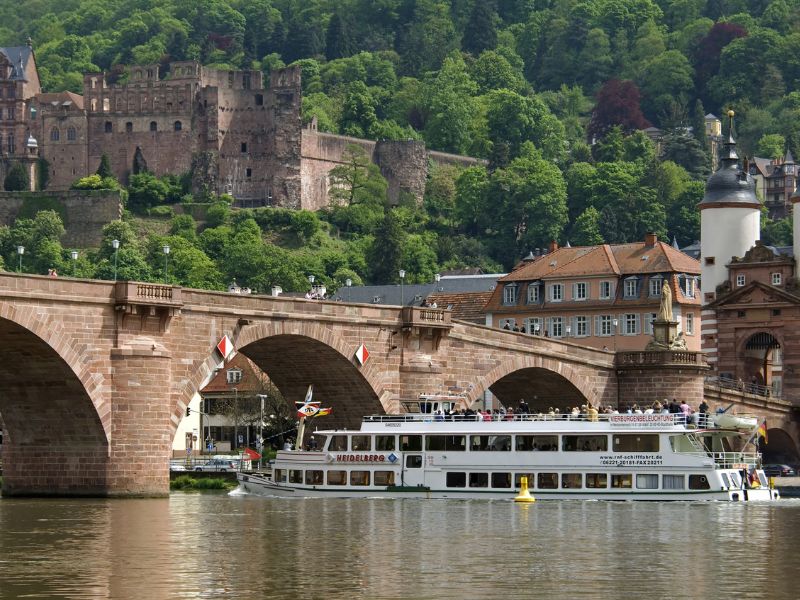 Beliebte Bootsfahrt auf dem Neckar in Heidelberg