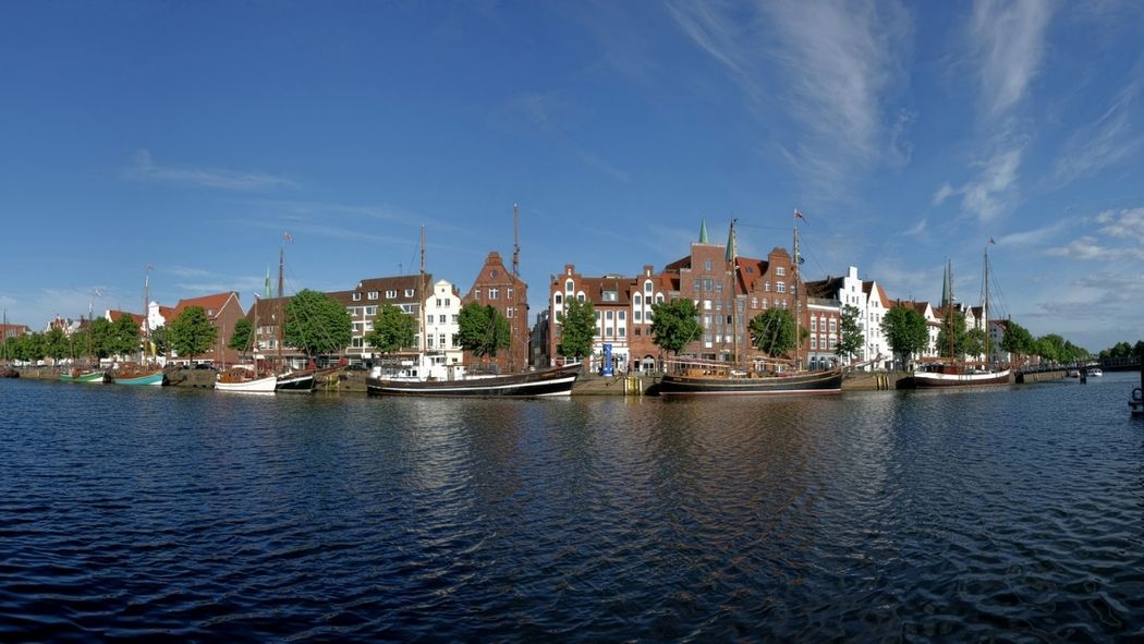 Ältere Boote am Anleger in Lübeck