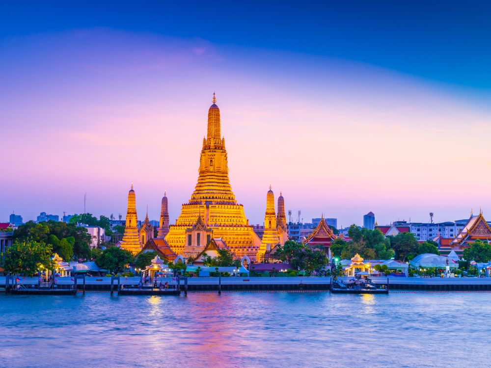 Blick auf Bangkoks Tempel Wat Arun vom Wasser aus
