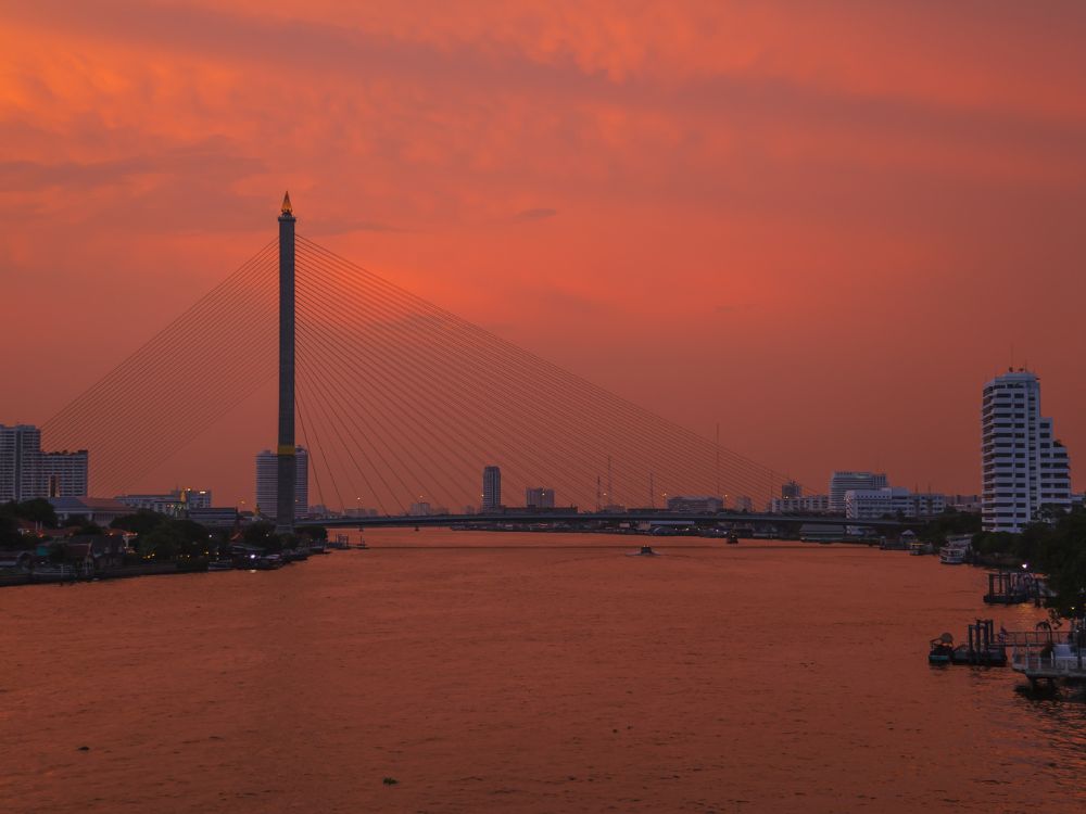 Rama-VIII.-Brücke in Bangkok bei Sonnenuntergang