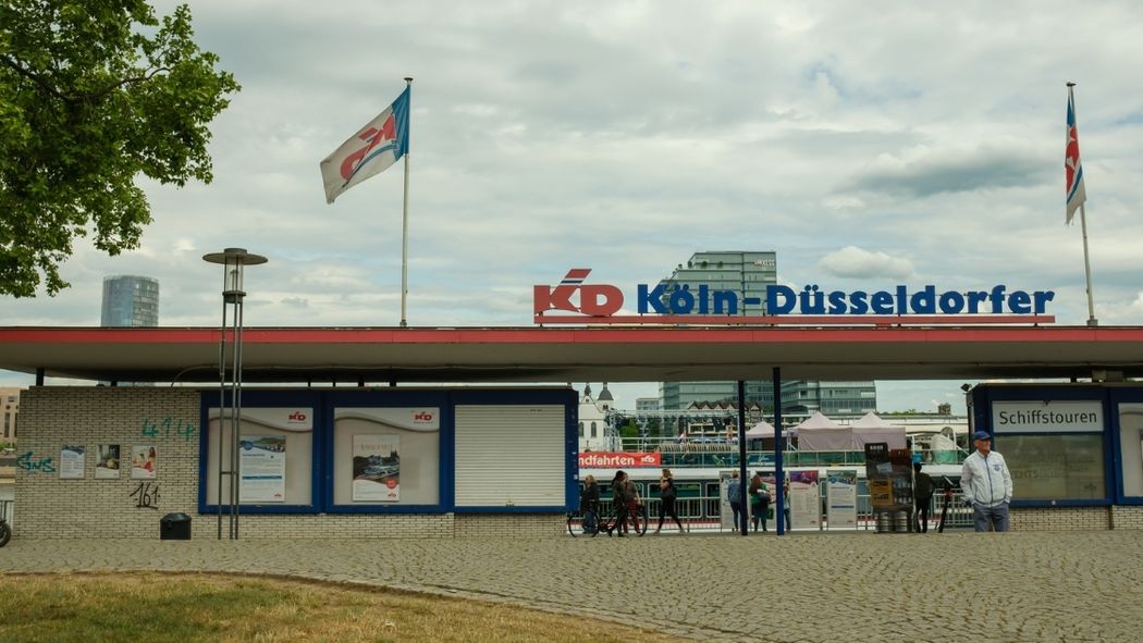 Ticketcenter für Schiffstouren am Rheinufer in Köln