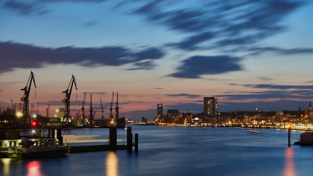 Touristen können bei der Lichterfahrt den Hafen Hamburg am Abend erleben