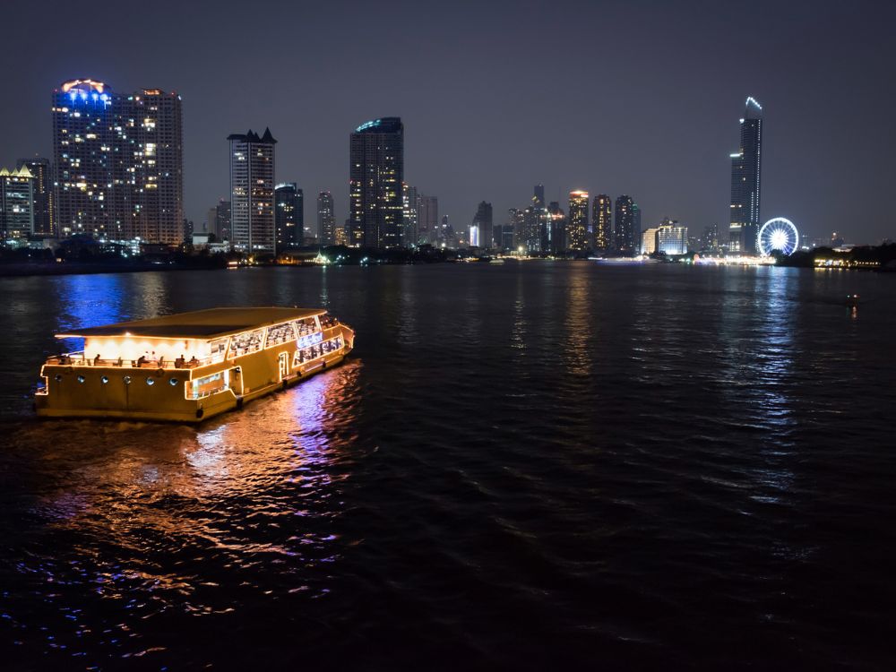Touristenboot auf dem Fluss in Bangkok bei Nacht