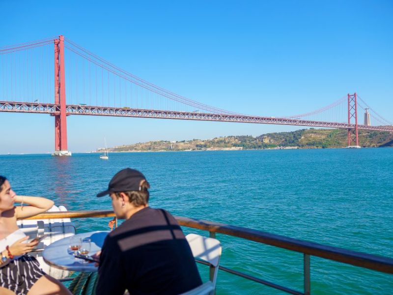 Entspannte Bootstour in Lissabon mit Brücke