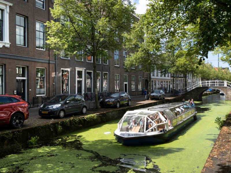 Grachtenfahrt am Kanal in Delft