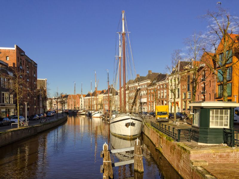 Malerischer Kanal im niederländischen Groningen