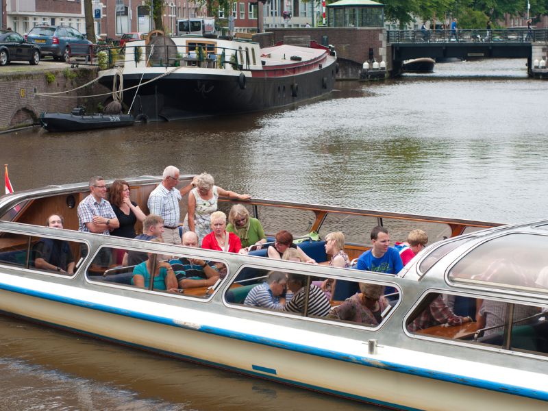 Open Air Bootsfahrt in Groningen im Sommer