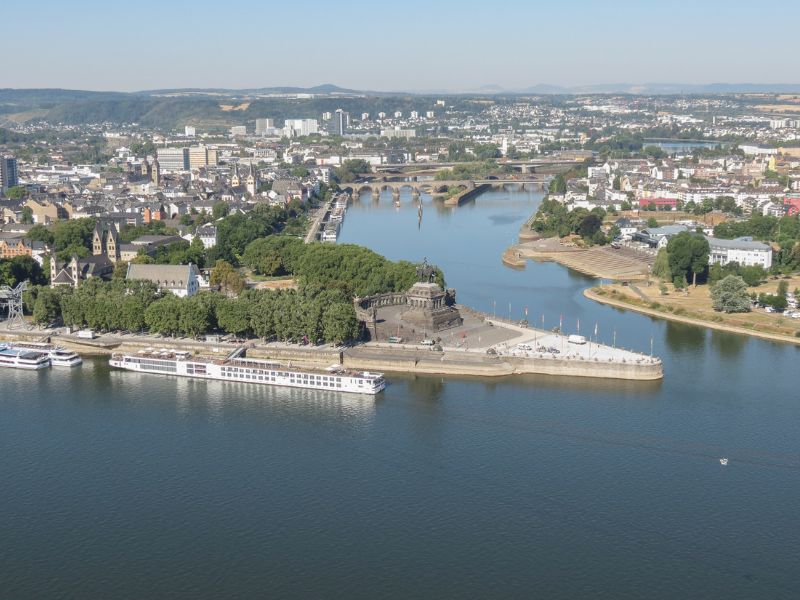 Rhein und Mosel treffen sich am Deutschen Eck in Koblenz