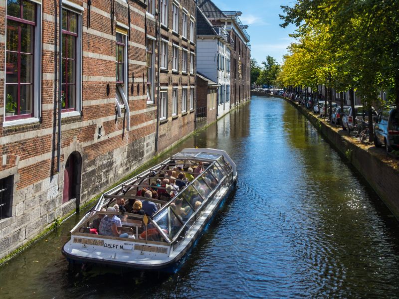 Touristische Bootstour auf den Grachten in Delft