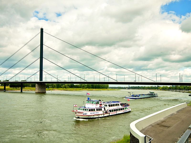 Ausflugsschiff vor Brücke in Düsseldorf