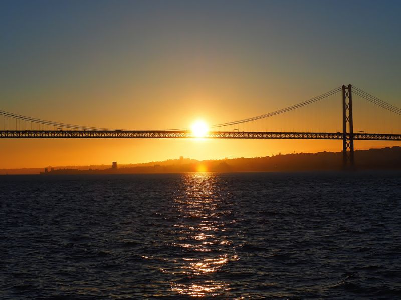 Beliebt sind Bootstouren in Lissabon bei Sonnenuntergang