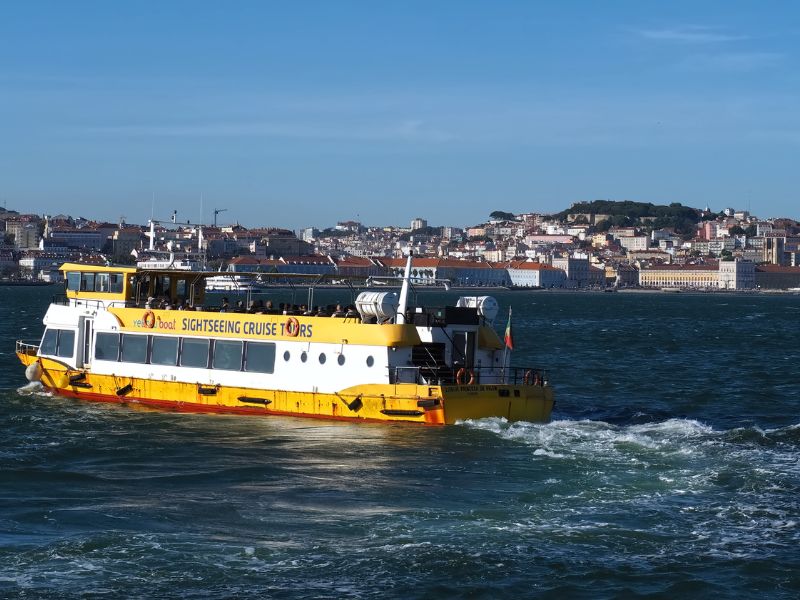 Bootsfahrt in Lissabon mit gelbem Boot