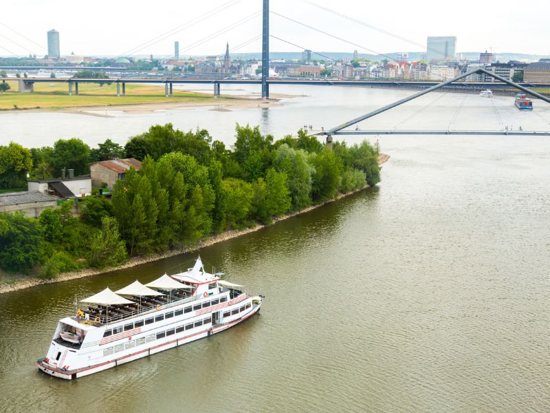 Bootstouren in Düsseldorf sind bei Touristen beliebte Aktivitäten