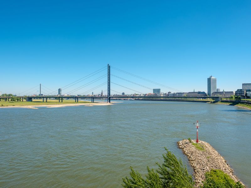 Panoramablick auf den Rhein bei Düsseldorf