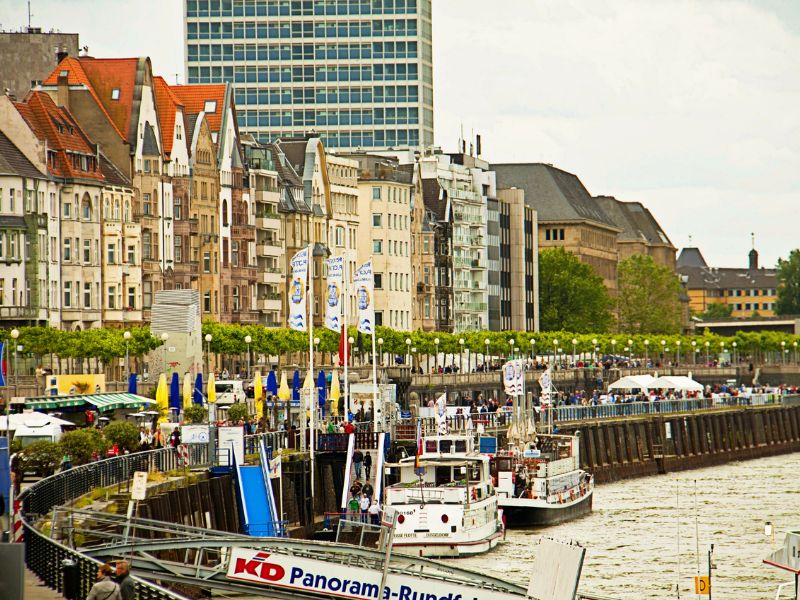 Promenade mit Booten am Anleger in Düsseldorf