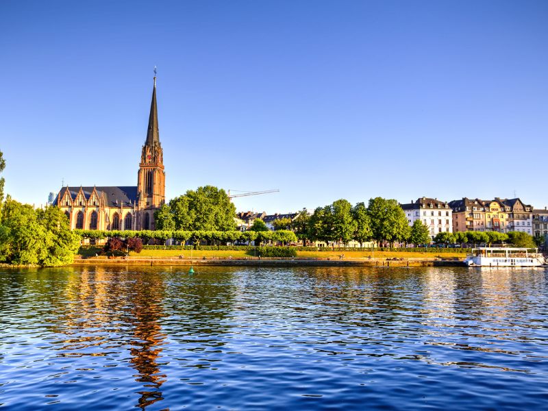 Bei einer Bootsfahrt auf dem Main in Frankfurt die Stadt bestaunen