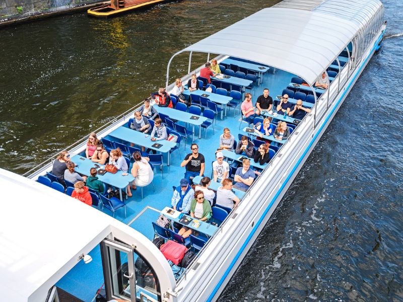 Blick auf ein Boot mit Touristen im Sommer in Berlin
