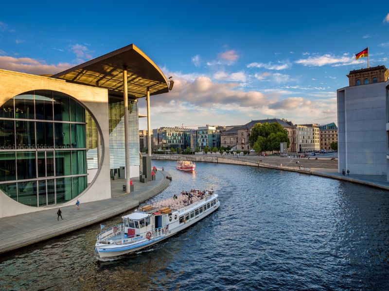 Bootstour durch das moderne und historische Berlin ab 20€