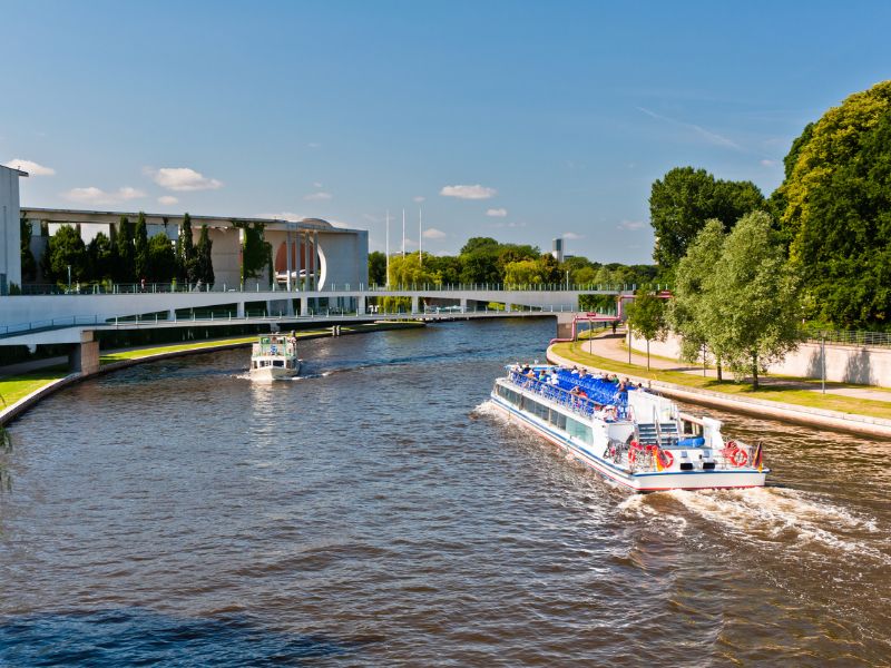 Schifffahrten in Berlin entlang der Spree sind beliebte Touristen Aktivitäten
