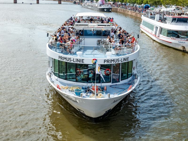 Touristen auf dem Schiff der Primus Linie bei einer Bootstour in Frankfurt