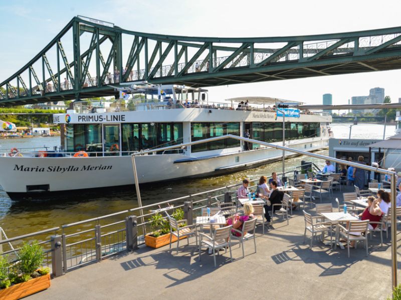 Treffpunkt und Anleger Eiserner Steg für Schiffsrundfahrten in Frankfurt am Main