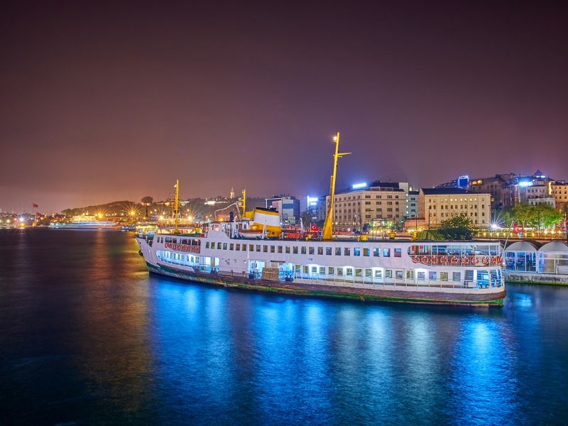 Atmosphärische Bootsfahrten in Istanbul mit Essen und Musik