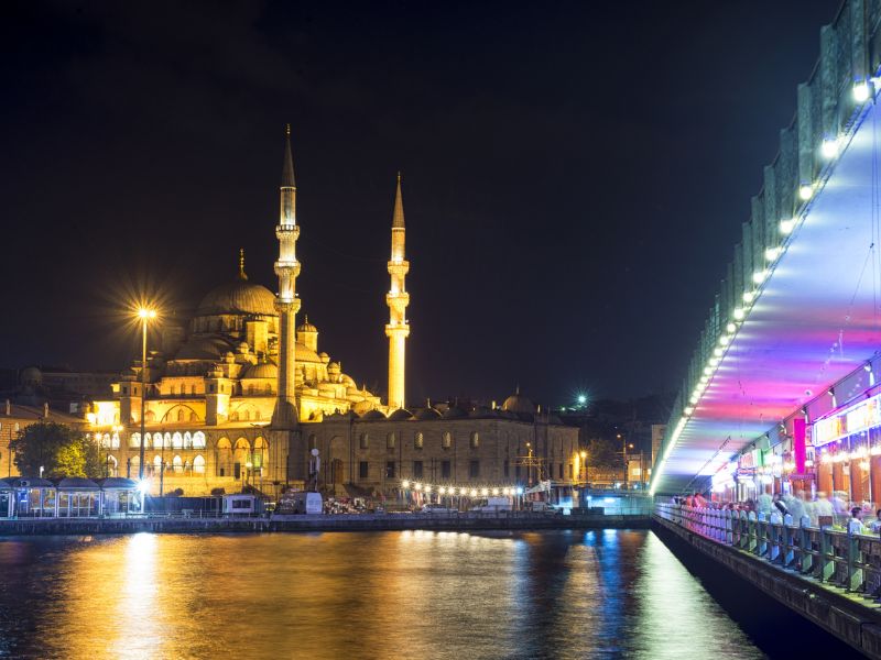 Beleuchtete Moschee in Istanbul vom Fluss aus fotografiert