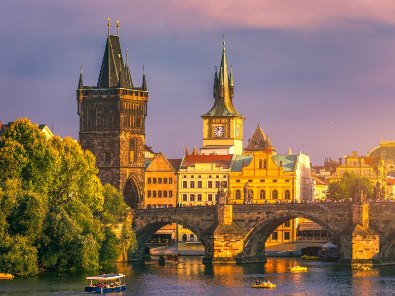 Berühmte Karlsbrücke in Prag mit Booten im Sonnenlicht