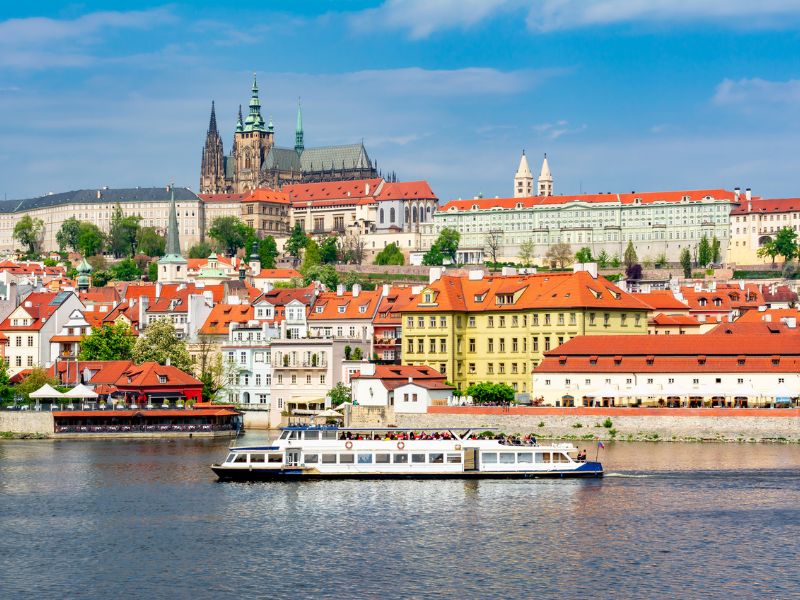 Blick auf die Sehenswürdigkeiten von Prag vom Schiff