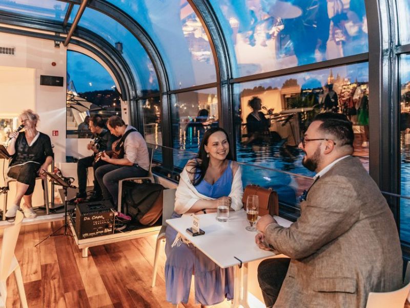 Prag Bootsfahrt auf der Moldau mit Essen im Glasboot abends