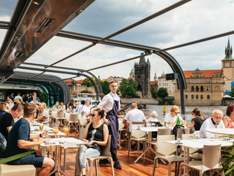 Prag Bootstour auf der Moldau im offenen Glasboot