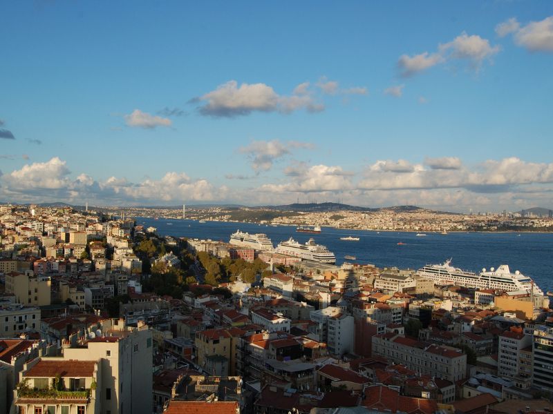 Skyline von Istanbul mit Kreuzfahrtschiffen und Fluss Bosporus