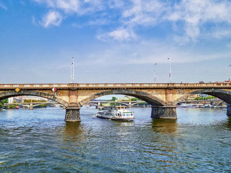 Touristenaktivität Bootstouren in Prag auf der Moldau