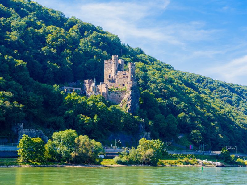 Zahlreiche alte Burgen prägen das Landschaftsbild rund um Rüdesheim