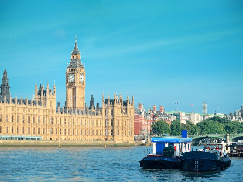 Blick vom Boot der Themse aus auf den Big Ben und Houses of Parliament