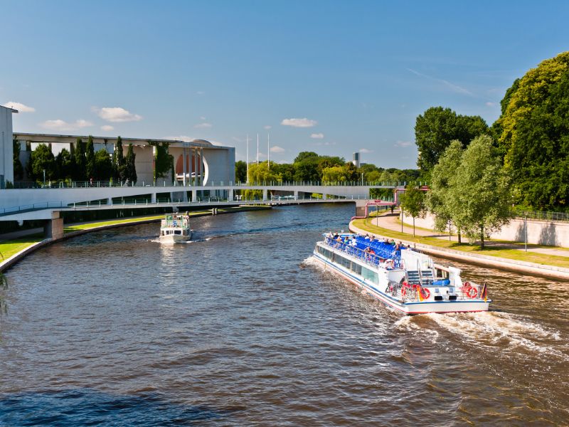 Fahrplan für Schifffahrten in Berlin entlang der Spree sind beliebte Touristen Aktivitäten